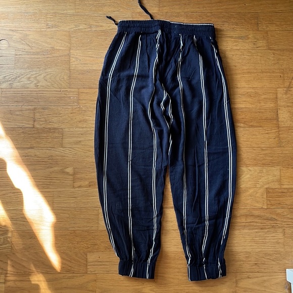 Woman’s Pants - Picture 6 of 8